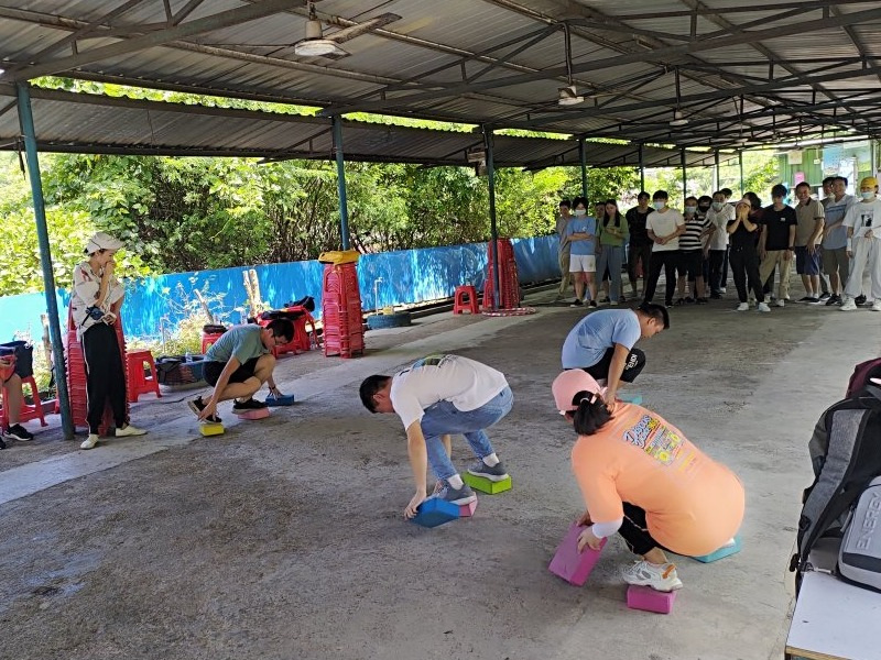 優卡特員工玩摸石頭過河游戲