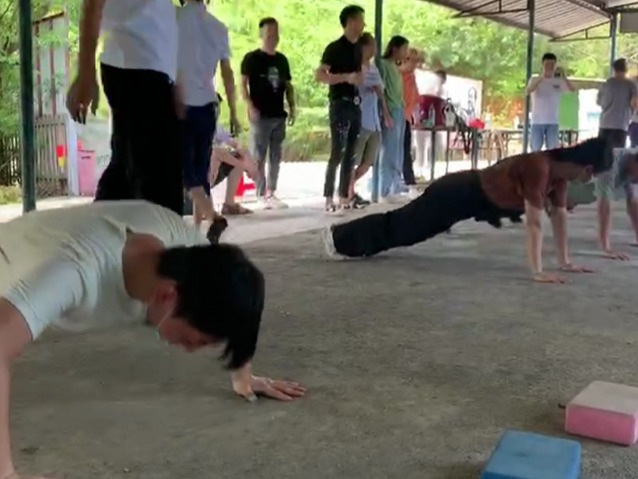 優卡特員工玩摸石頭過河游戲懲罰